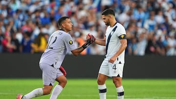 ST LOUIS, MISSOURI - JULY 2: Jose Pinto #4 of Guatemala helps up Kenderson Navarro #12 after being defeated by the United States in the Gold Cup 2025: Semifinal round at Energizer Park on July 2, 2025 in St. Louis, Missouri. Kyle Rivas/Getty Images/AFP (Photo by Kyle Rivas / GETTY IMAGES NORTH AMERICA / Getty Images via AFP)