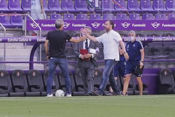 Los entrenadores Sergio González y Quique Setién se saludan antes del inicio del encuentro. 