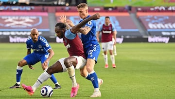 West Ham United&#039;s English midfielder Michail Antonio (2nd L) vies for the ball against Everton&#039;s French defender Lucas Digne (C) during the English Premier League football match between West Ham United and Everton at The London Stadium, in east 