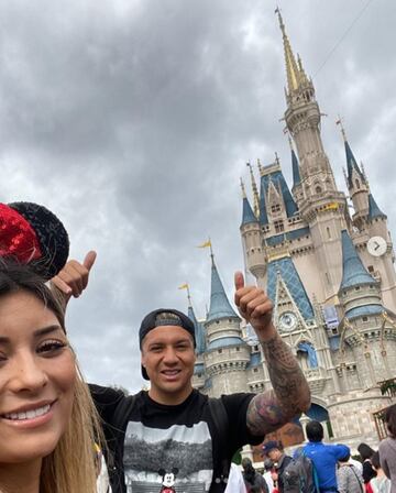 El atacante de Montevideo Wanderers y de la Roja viajó a Disneyworld, en Estados Unidos, para festejar.