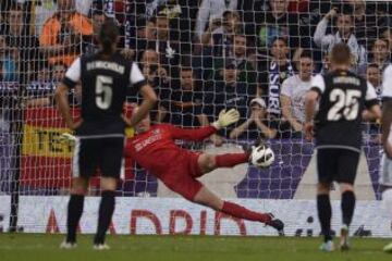 Willy Caballero para con el pie el penalti que lanza Cristiano Ronaldo.