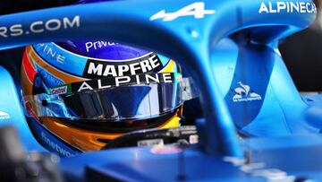 Alonso en el garaje de Alpine durante el GP de Francia de F1 2021.