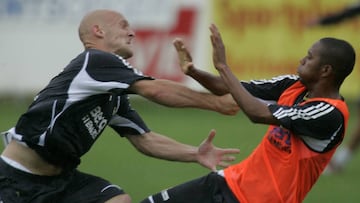 Gravesen, peleando con Robinho.