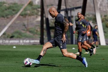 Sandro, durante el entrenamiento de esta mañana en la Ciudad Deportiva. Al fondo, Jonathan Viera. @udlp_oficial