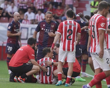 El georgiano fue el más listo de la clase. En una falta lejana, detectó el error de coloca-ción de la barrera y se sacó un disparo ajustado al palo que sorprendió a todos, princi-palmente a Yáñez. 