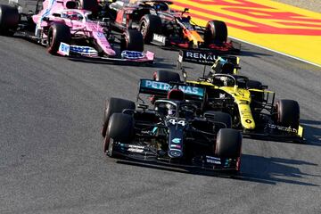 El piloto britnico de Mercedes, Lewis Hamilton, toma la delantera en el reinicio de la carrera frente al piloto australiano de Renault, Daniel Ricciardo, durante el Gran Premio de Frmula Uno de Toscana 