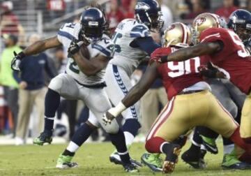 En el ataque, Marshawn Lynch hizo un gran partido. Corrió para 122 yardas y conseguió el touchdown inicial. A partir de ese momento, los Seahawks irían en todo momento por delante.