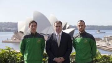 El seleccionador de Australia Ange Postecoglou (centro) junto a los jugadores Mark Milligan (izquierda) e Ivan Franjic (derecha) tars ofrecer la prelista para el Mundial.