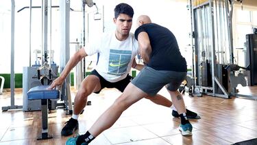 Carlos Alcaraz, en el gimnasio con Alberto Lled¨®.