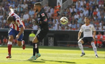 Miranda marca el 1-0 en propia puerta. 