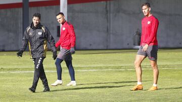 M&iacute;chel, con &Aacute;lvaro y &Aacute;lex Alegr&iacute;a en un entrenamiento.