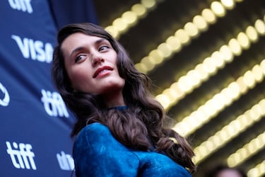 Ella Rumpf posa en la alfombra roja de los 50º Festival Internacional de Cine de Toronto.