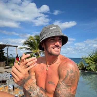 La cantante compartió fotos abrazada al futbolista durante los atardeceres frente al mar.