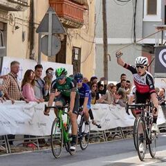 Adriá triunfa en un vibrante Momparler y es nuevo líder