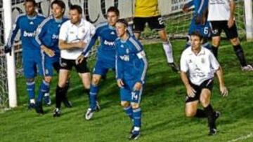 Los jugadores del Real Madrid se disponen a defender un corner.