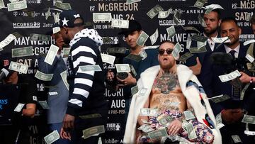 Floyd Mayweather lanza dinero a Conor McGregor.