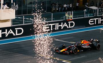 El piloto neerlandés de Red Bull Racing entrando primero en la línea de meta del Gran Premio de Abu Dhabi.