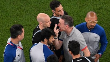 South Korea's Portuguese coach Paulo Bento (Centre right) speaks with English referee Anthony Taylor (centre left) on the final whistle in the Qatar 2022 World Cup Group H football match between South Korea and Ghana at the Education City Stadium in Al-Rayyan, west of Doha, on November 28, 2022. (Photo by Kirill KUDRYAVTSEV / AFP) (Photo by KIRILL KUDRYAVTSEV/AFP via Getty Images)