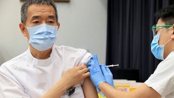 Imagen de un sanitario japon&eacute;s recibiendo una vacuna contra el coronavirus.