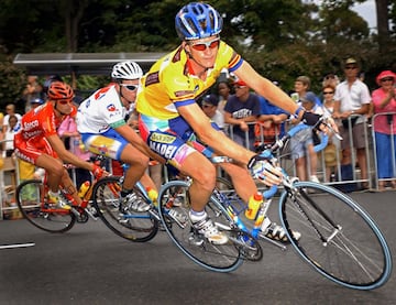 La de Michael Rogers es, sin duda, una de las gestas más curiosas de la historia del ciclismo. Corría la cuarta etapa del Tour Down Under 2002, la gran cita del ciclismo australiano, cuando Rogers sufrió una avería que le obligó a cambiar de bicicleta. Ante la demora del coche del equipo, un espectador le prestó a Rogers su propia bicicleta para que pudiera continuar la etapa, ya que estaba a tan sólo un segundo del liderato de la general. Con dicha montura, Rogers no sólo consiguió alcanzar al grupo de cabeza, sino que concluyó la etapa segundo por detrás de un joven Cadel Evans para ganar la general. Festival australiano.