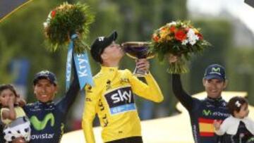 Chris Froome, en el podio del Tour de Francia escoltado por Nairo Quintana y Alejandro Valverde.