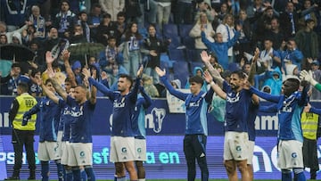 OVIEDO, 01/06/2025.- Los jugadores del Oviedo agradecen el apoyo de su afición a la finalización del encuentro correspondiente a la última jornada de la Liga Hypermotion que han disputado hoy Domingo frente al Cádiz en el estadio Carlos Tartiere de la capital asturiana. EFE/Paco Paredes.