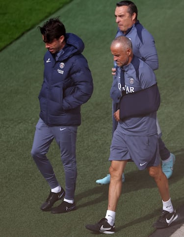 Luis Enrique apareció en el entrenamiento del Paris Saint-Germain Football Club tras someterse a la operación de clavícula. El técnico español sufrió un accidente al montar en bicicleta, de la que se cayó.