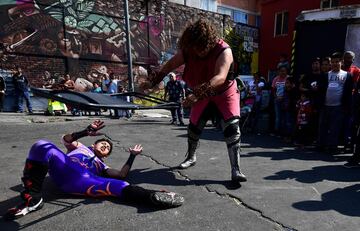 En Tepito, un barrio de Ciudad de México, se ha celebrado un campeonato de lucha al aire libre que busca promover el deporte entre los jóvenes para alejarlos de la criminalidad.