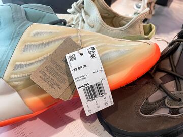 Un par de zapatillas de Yeezy en una tienda de Nueva York.