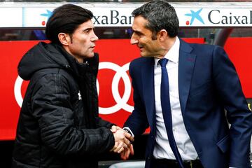El entrenador del FC Barcelona Ernesto Valverde  saluda al director técnico del Valencia Marcelino García Toral