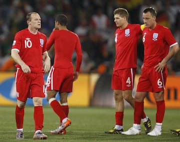 Rooney fue uno de los responsables que llevaron a Inglaterra a clasificarse para el Mundial de 2010. Ya en Sudáfrica, el equipo inglés no estuvo a la altura de Rooney y cayó en los octavos de final ante Alemania.