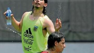 <b>JUNTOS.</b> Banega, en un entrenamiento de Argentina con el Kun.