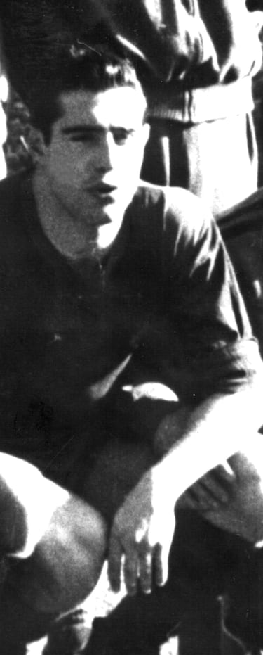 Lluís Coll, extremo gerundense de gran velocidad y técnica, tuvo un paso breve pero significativo por el FC Barcelona entre 1956 y 1961, donde debutó en Primera División y marcó su primer gol en un partido ante el Valencia en Mestalla. Aunque fue suplente habitual de figuras como Zoltán Czibor, participó en competiciones europeas y fue parte del equipo que ganó la Copa de Ferias de 1960. Posteriormente, jugó en el Valencia CF entre 1961 y 1963, donde cerró su etapa en Primera División con actuaciones discretas pero valiosas en la rotación ofensiva del equipo. Su carrera continuó en clubes como Granada y Olot, dejando huella como un jugador técnico y comprometido.