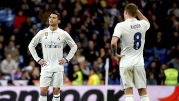Cristiano Ronaldo y Toni Kroos tras el tercer gol de la UD Las Palmas.