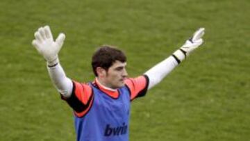 El portero del Real Madrid Iker Casillas durante el entrenamiento que el club ha llevado a cabo en la Ciudad Deportiva de Valdebebas para preparar el partido que disputarán frente a la Real Sociedad el próximo 6 de enero.