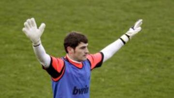 El portero del Real Madrid Iker Casillas durante el entrenamiento que el club ha llevado a cabo en la Ciudad Deportiva de Valdebebas para preparar el partido que disputar&aacute;n frente a la Real Sociedad el pr&oacute;ximo 6 de enero. 