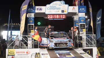 Surhayen Pern&iacute;a en el podio del Rally Islas Canarias 2018.