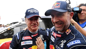 Carlos Sainz con Stephane Peterhansel otro de los veteranos del Dakar.