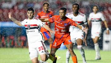 Sao Paulo's defender Lucas Beraldo (L) and Puerto Cabello's midfielder Luifer Hernandez vie for the ball during the Copa Sudamericana group stage first leg football match between Sao Paulo and Academia Puerto Cabello at the Morumbi stadium in Sao Paulo, Brazil, on April 18, 2023. (Photo by Paulo Pinto / AFP)