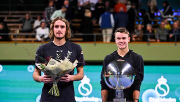 El tenista griego Stefanos Tsitsipas posa con un ramo de flores junto a Holger Rune of Denmark tras la final del torneo de Estocolmo.