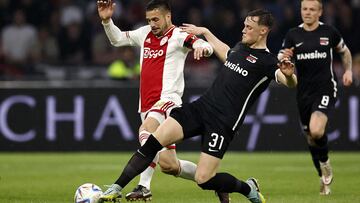 Tadic y Beukema pugnan por un balón.