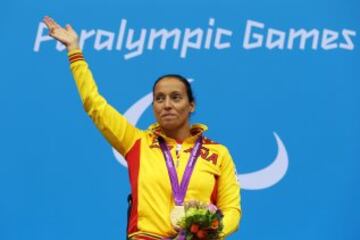 Teresa posa en el podio con la única medalla de oro que consiguió en los Juegos de Londres 2012. Pero también logró dos platas en 50 mariposa y 200 libres, y dos bronces en 200 estilos y 100 braza. 