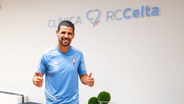 Nolito posa en la Clínica Celta tras superar las pruebas médicas.