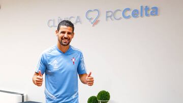 Nolito posa en la Cl&iacute;nica Celta tras superar las pruebas m&eacute;dicas.