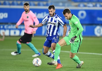 1-0. Luis Rioja marcó el primer gol. Piqué cede el balón a Neto y el portero brasileño pierde el control del esférico permitiendo anotar al jugador babazorro.