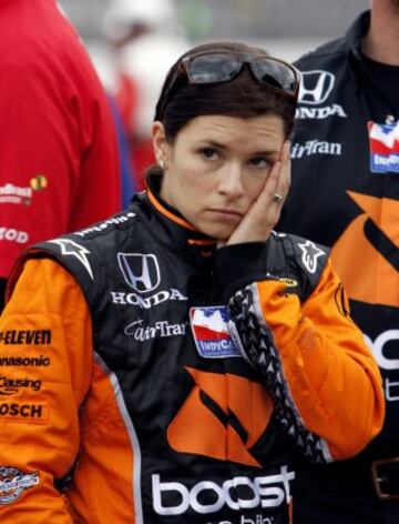 Danica Patrick destaca por ser la única mujer que han liderado la prueba en su primer año. Lo consiguió en la edición de 2005. Y el mejor resultado para una mujer también lo obtuvo ella, en 2009 fue tercera.
La primera mujer en participar fue Janet Guthrie (1977-1979). En la edición de 2009, tres mujeres formaron parte de la salida: Sarah Fisher, Danica Patrick y Milka Duno. La famosa frase "Caballeros: enciendan sus motores" se modificó por "Damas y caballeros: enciendan sus motores".