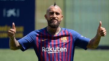 Arturo Vidal en su presentaci&oacute;n con el Barcelona.