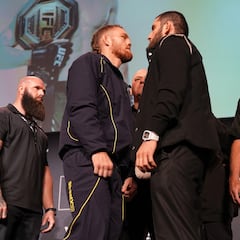 ¡Dana White tuvo que separarles! Así fue el intenso cara a cara de Makhachev y Della Maddalena