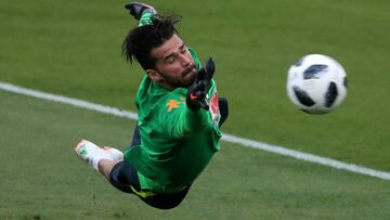 Alisson Becker se lanza a por una pelota durante un entrenamiento con Brasil durante el Mundial de Rusia.