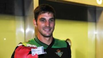 El guardameta argentino Guillermo Sara muestra su carnet del Betis tras su presentación oficial en el estadio Benito Villamarín.